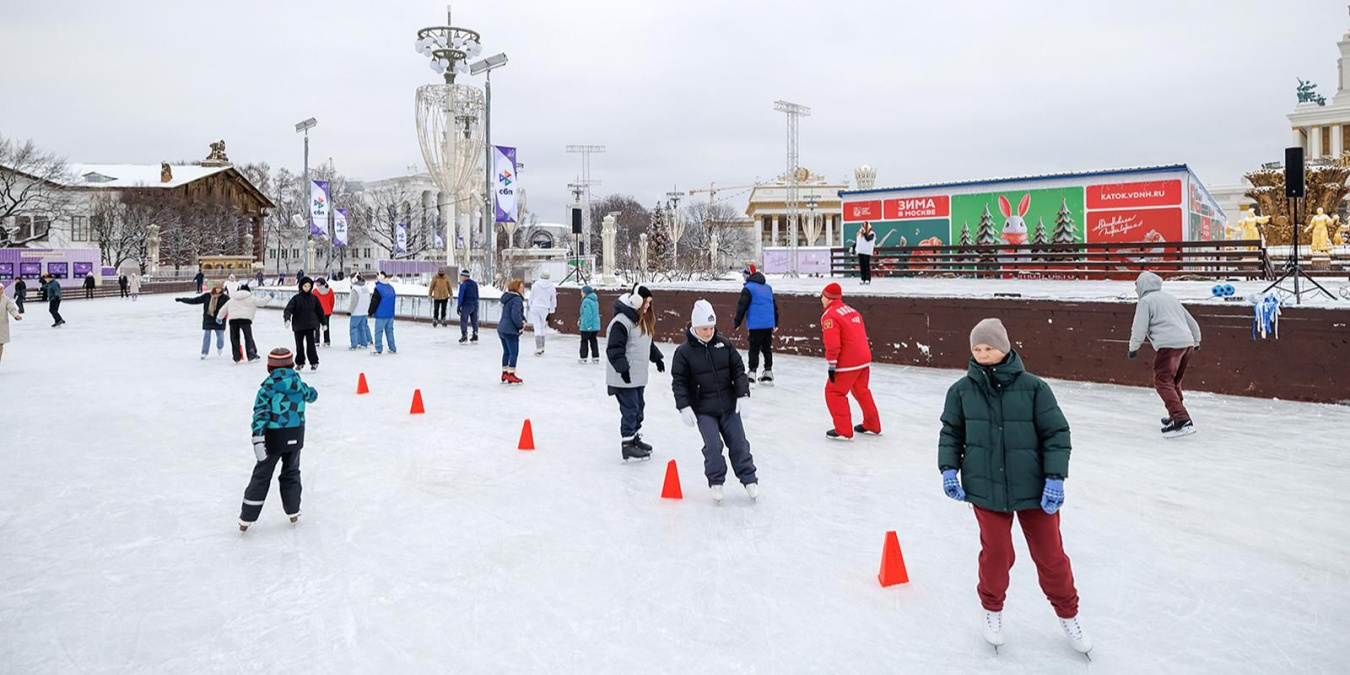 Каток на ВДНХ в Москве за прошедший зимний сезон посетило полмиллиона человек