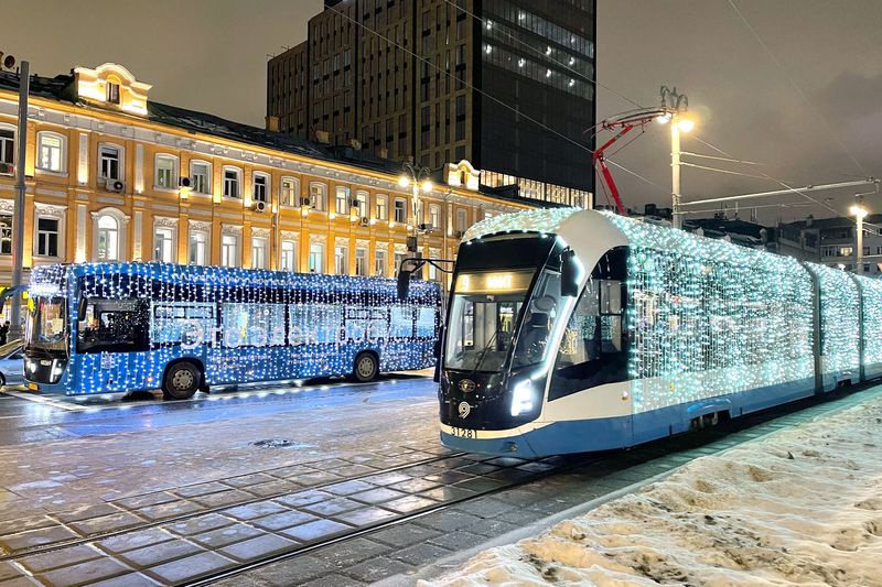 Собянин запустил праздничный новогодний транспорт в Москве