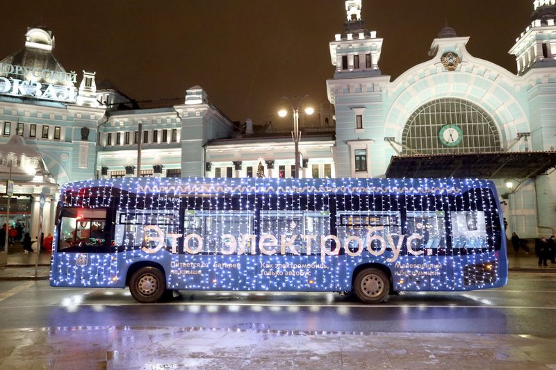 Собянин запустил праздничный новогодний транспорт в Москве