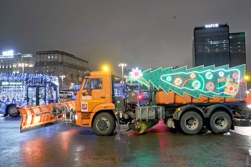 Собянин запустил праздничный новогодний транспорт в Москве