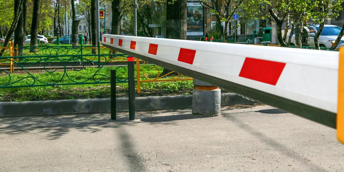 Как москвичи могут бесплатно установить шлагбаум во дворе
