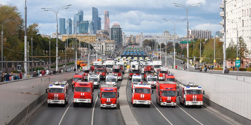 От летающей реанимации до спасательного ледокола: москвичам показали столичную спецтехнику