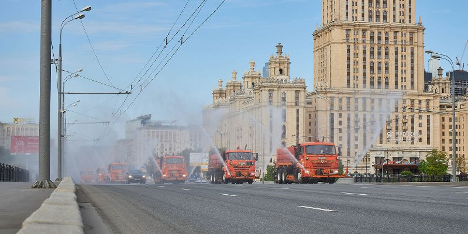 Полив дорог, цветников и аэрация: как москвичей защищают от зноя, а дорожное полотно – от деформации