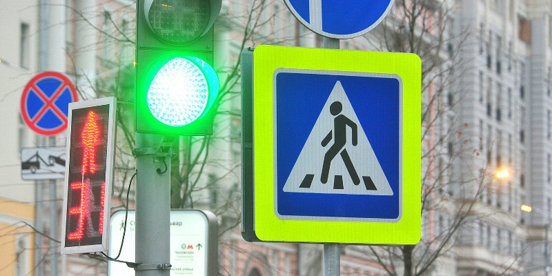 Светофоры перенастроили еще на 30 пешеходных переходах