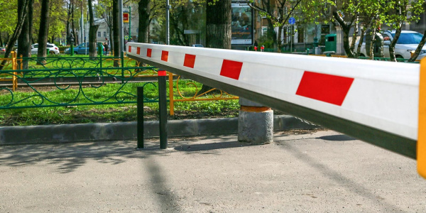 Как москвичи могут бесплатно установить шлагбаум во дворе