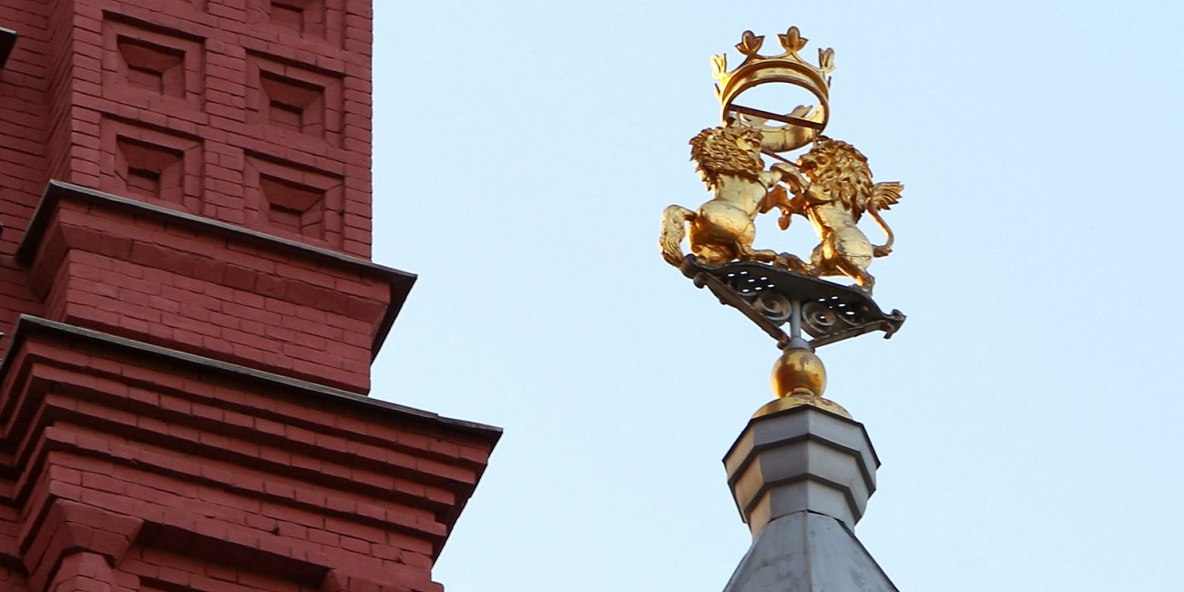 Единороги, горгульи, грифоны: кто еще притаился на фасадах московских домов
