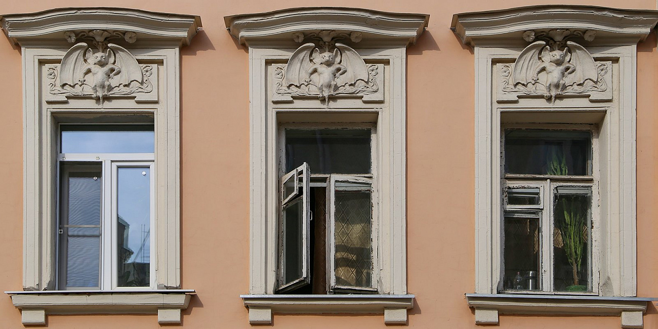 Единороги, горгульи, грифоны: кто еще притаился на фасадах московских домов