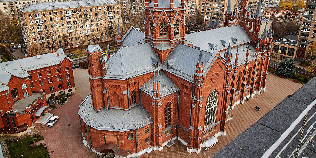 Мягкая кровля и мауэрлаты: как ремонтируют крыши московских домов