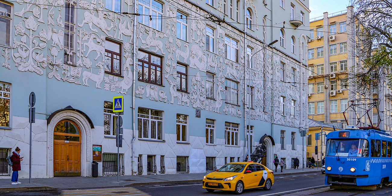 Единороги, горгульи, грифоны: кто еще притаился на фасадах московских домов