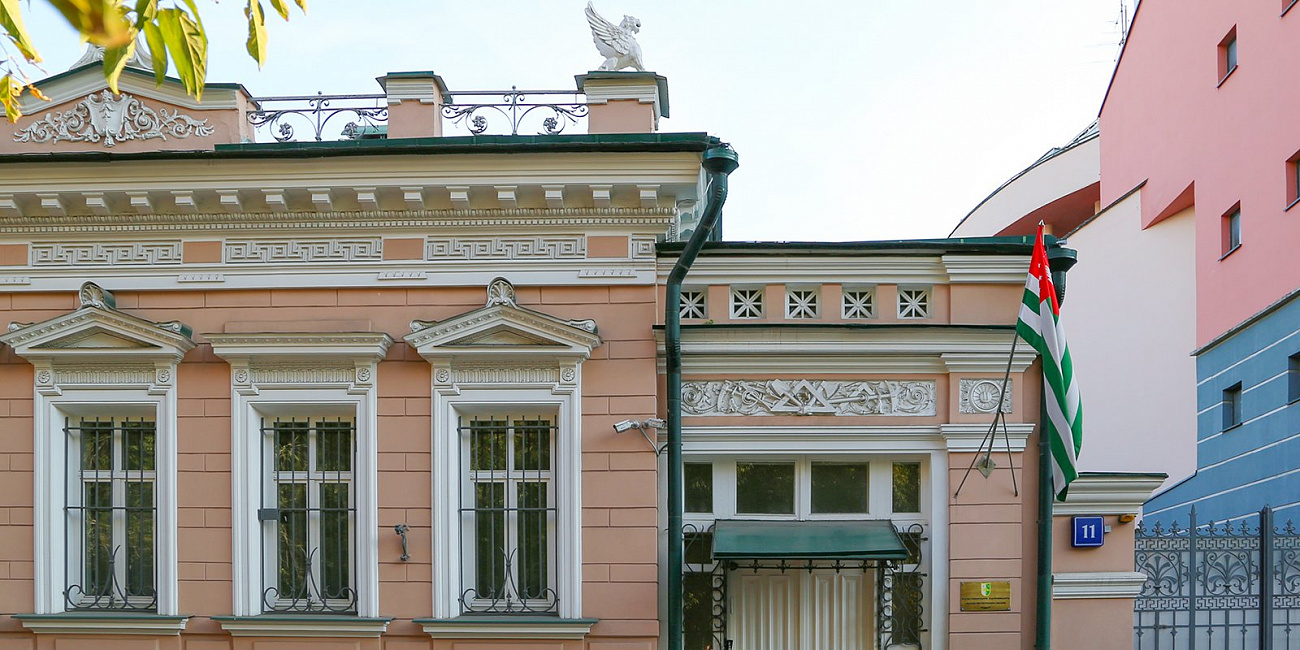 Единороги, горгульи, грифоны: кто еще притаился на фасадах московских домов