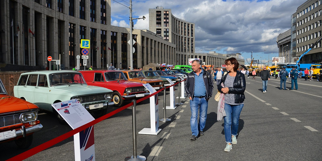 От летающей реанимации до спасательного ледокола: москвичам показали столичную спецтехнику
