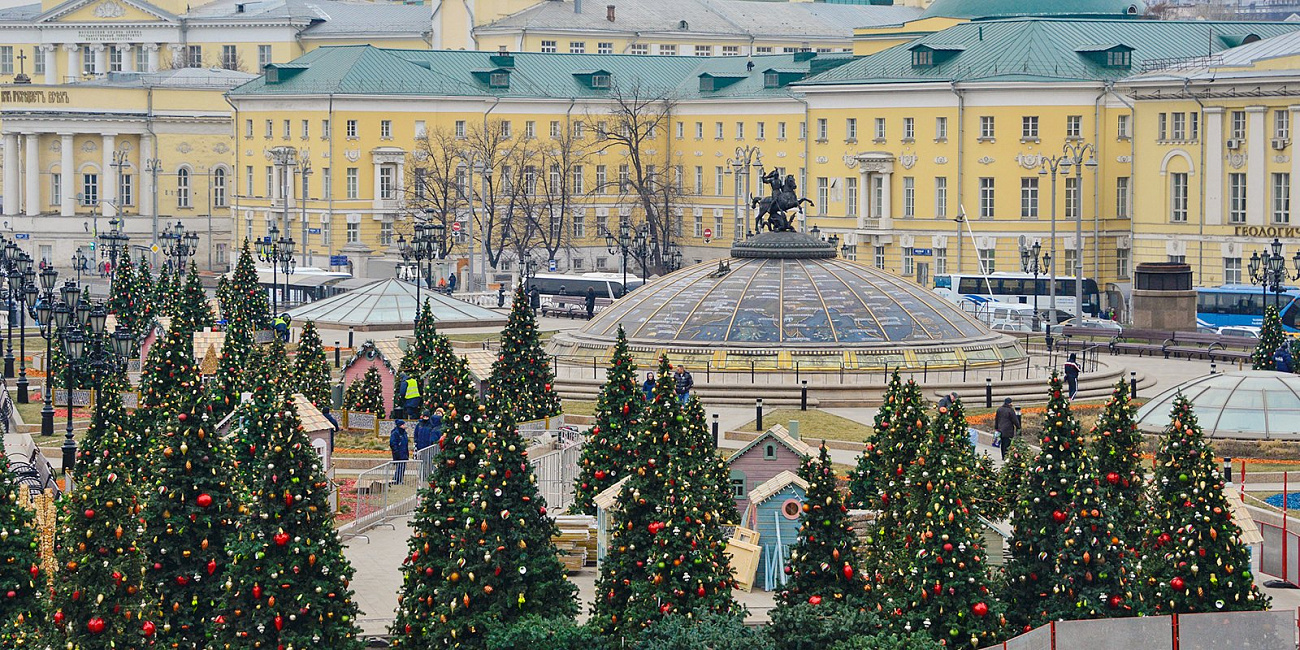Ретрофутуристическая, готическая, крымская: какие ели украсят площадки фестиваля «Путешествие в Рождество»